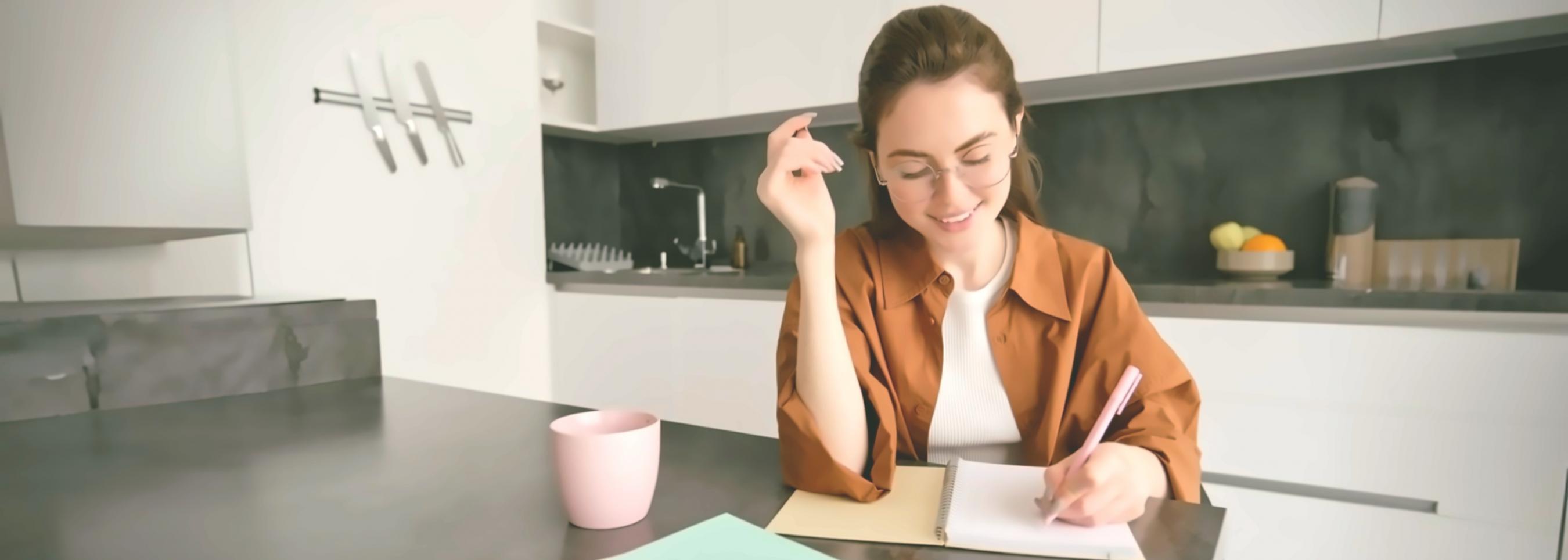 Studenten arbeiten gemeinsam an Finanzplänen